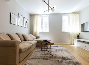 Apartamento (Two Bedroom Apartment) | Sala de estar | TV de tela plana 32 polegadas com canais via satélite, aparelho de som