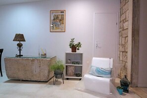 Studio (Studio Apartment with Terrace) | Living room | 32-inch flat-screen TV with satellite channels - Quiet Studio in Zadars Old Town (Zadar)