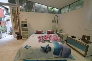 Studio (Studio Apartment with Terrace) | Cribs/infant beds