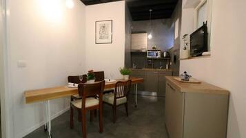 Estúdio (Studio Apartment with Terrace) | Cozinha privada | Geladeira