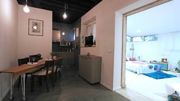 Estúdio (Studio Apartment with Terrace) | Cozinha privada | Geladeira