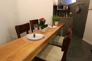 Studio (Studio Apartment with Terrace) | Vardagsrum | 32-tums platt-tv med satellitkanaler
