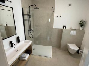 Casa (Holiday Home Villa) | Baño | Regadera, batas, toallas 