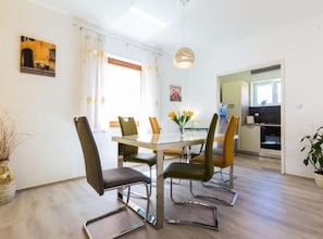 Appartement (Two Bedroom Apartment) | Salle de séjour | Télévision à écran plat de 32 pouces avec chaînes par câble