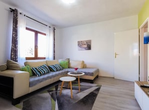 Appartement (Two Bedroom Apartment) | Salle de séjour | Télévision à écran plat de 32 pouces avec chaînes par câble