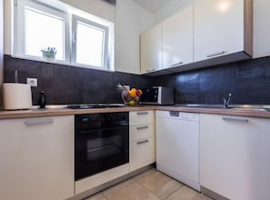Appartement (Two Bedroom Apartment) | Cuisine privée | Réfrigérateur