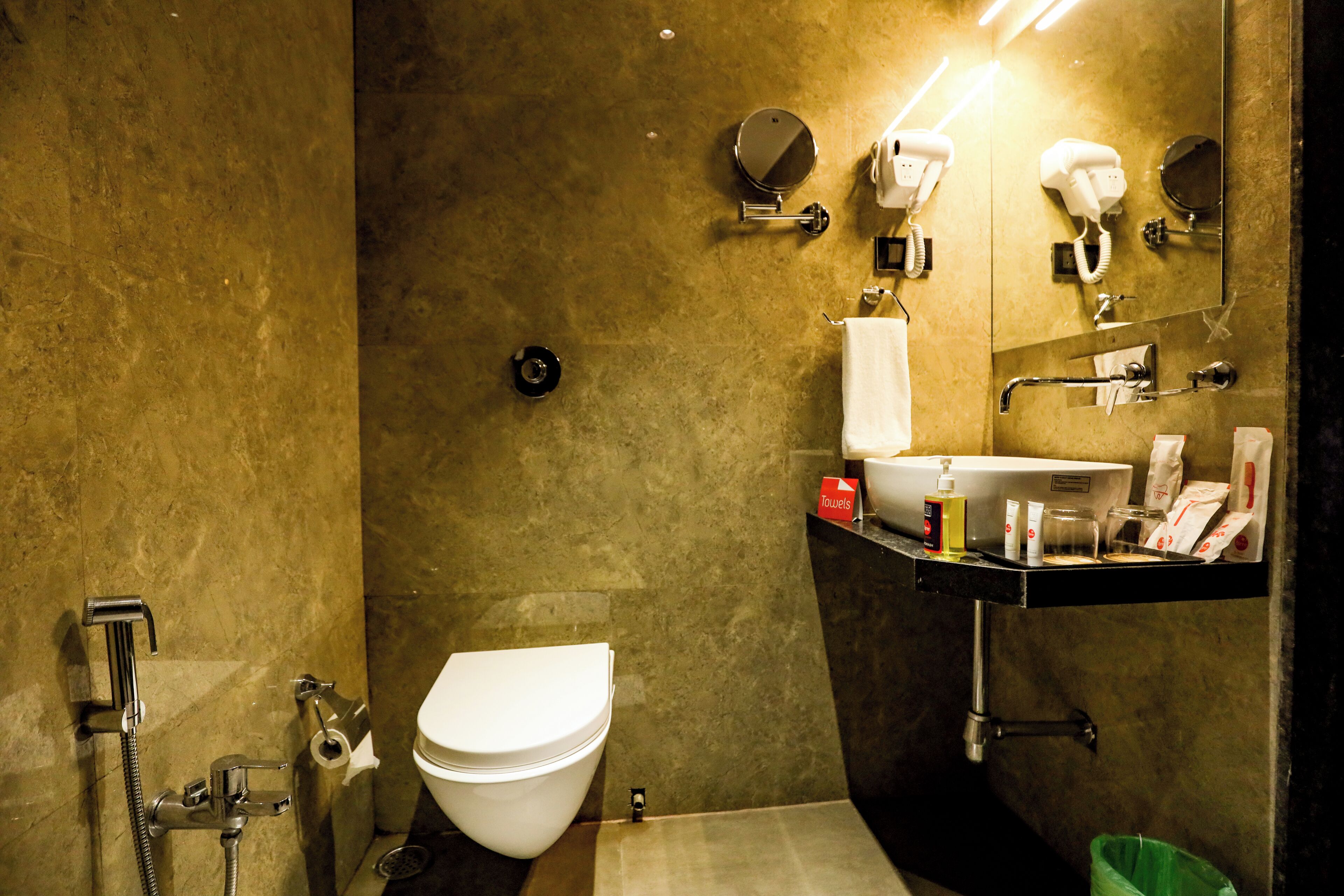 Shower, perlengkapan mandi gratis, pengering rambut, dan handuk