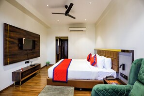Habitación Deluxe | Ropa de cama de alta calidad y escritorio