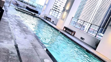 Una piscina al aire libre, una piscina climatizada