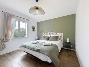 Iron/ironing board, WiFi, bed sheets