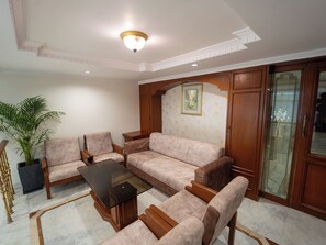 Lobby sitting area - Hotel Pravasa Stay (Vadodara)