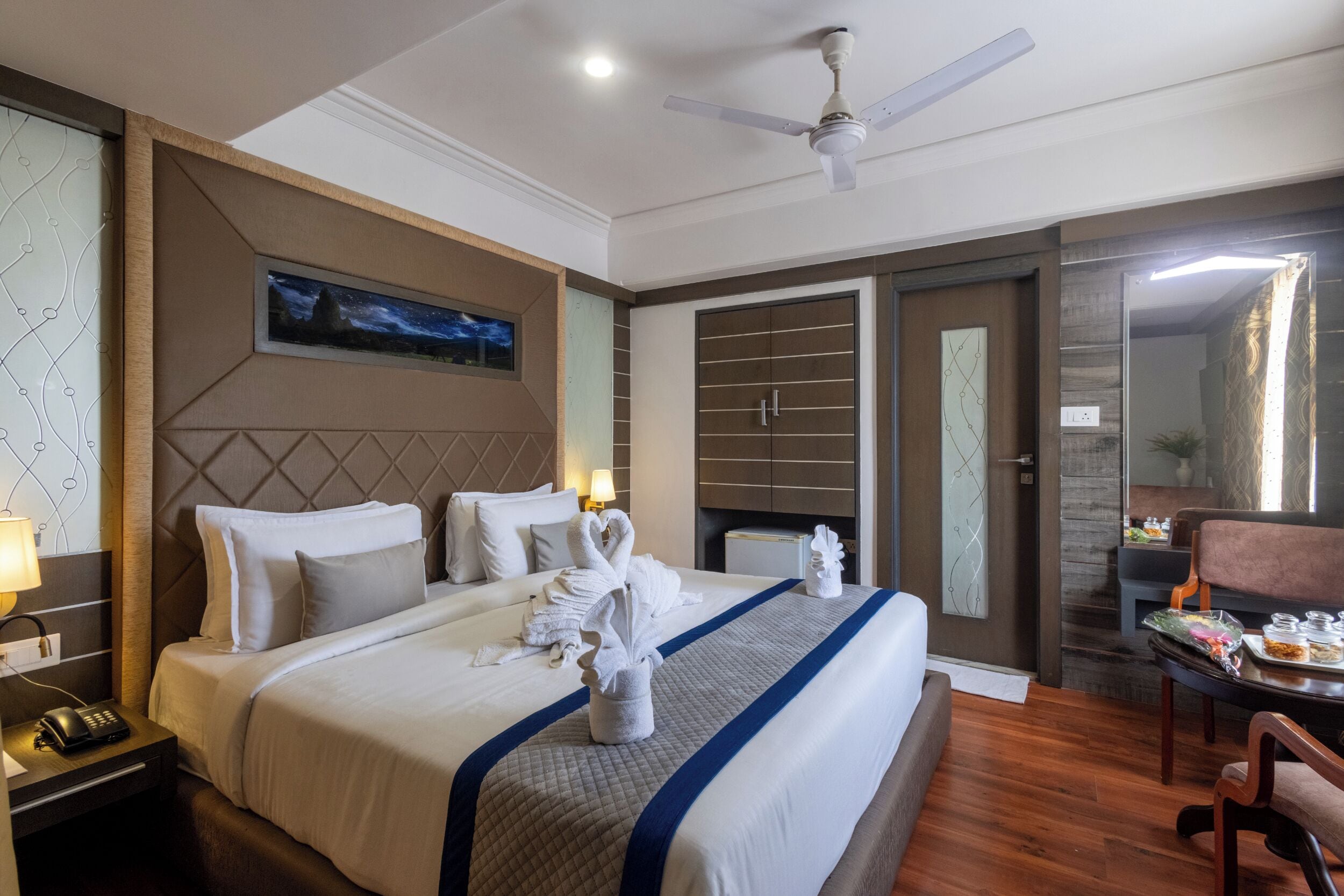 Habitación Royal | Escritorio, cortinas opacas, wifi gratis y ropa de cama