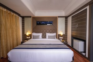 Royal Room | Desk, blackout drapes, free WiFi, bed sheets - Hotel Pravasa Stay (Vadodara)