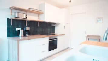 Een koelkast, een microgolfoven, een oven, een kookplaat