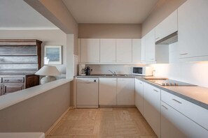 Micro-ondes, plaque de cuisson, lave-vaisselle, cafetière/bouilloire