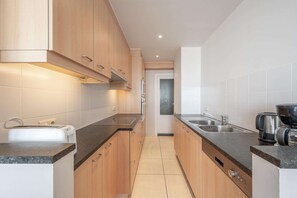 Mikrobølgeovn, kogeplade, opvaskemaskine, kaffe-/temaskine