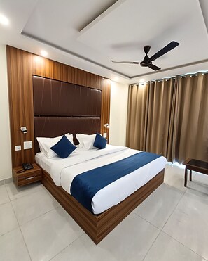 Minibar, espacio para trabajar con laptop y cortinas blackout 