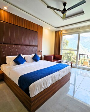 Premium Room, Balcony | Minibar, laptop workspace, blackout drapes, iron/ironing board