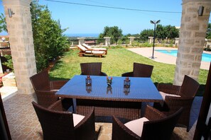 Outdoor dining - Villa in Skouloufia with Private Pool & Views (Rethymno)