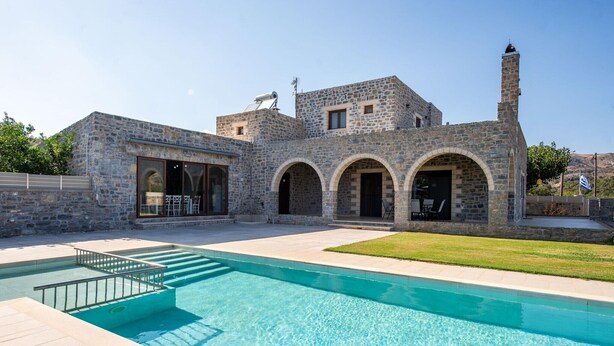 A stone building with a swimming pool, arched doorways, and a chimney. - Charming Family Villa with Pool in Koxare (Rethymno)