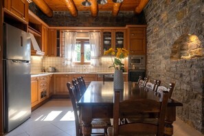 Lave-vaisselle, tables à manger