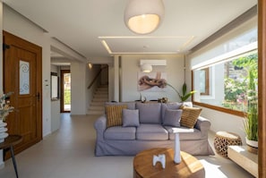 Smart TV, fireplace, DVD player