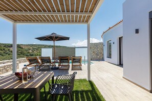 Outdoor dining - Villa in Sfakaki with Private Pool & Beach Access (Rethymno)