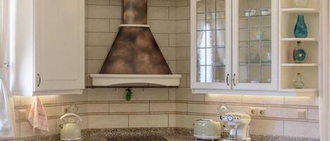 雪櫃、焗爐、餐桌