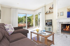 TV, fireplace
