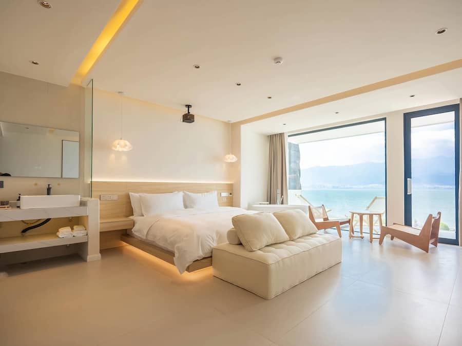 Klassieke tweepersoonskamer, patio, uitzicht op oceaan | Een bureau, gratis wifi