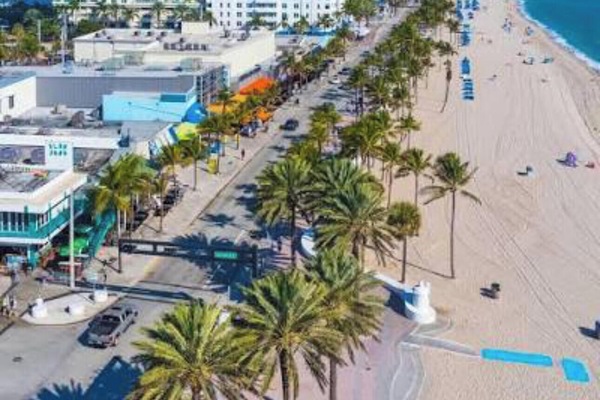 Plage à proximité, chaise longue, serviettes de plage