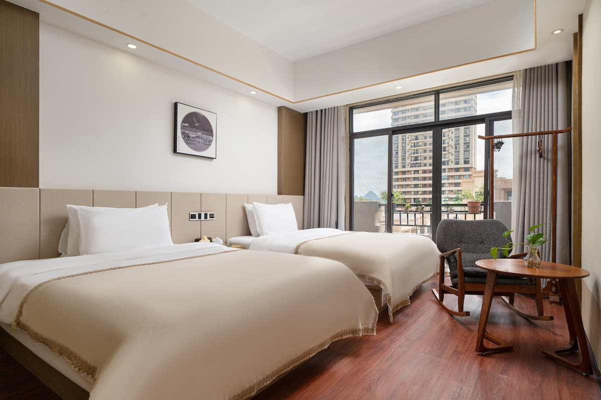 ห้องซีเนียร์สำหรับสี่ท่าน, วิวภูเขา | เครื่องนอนระดับพรีเมียม, ผ้าม่านกันแสง, ห้องเก็บเสียง, Wi-Fi ฟรี