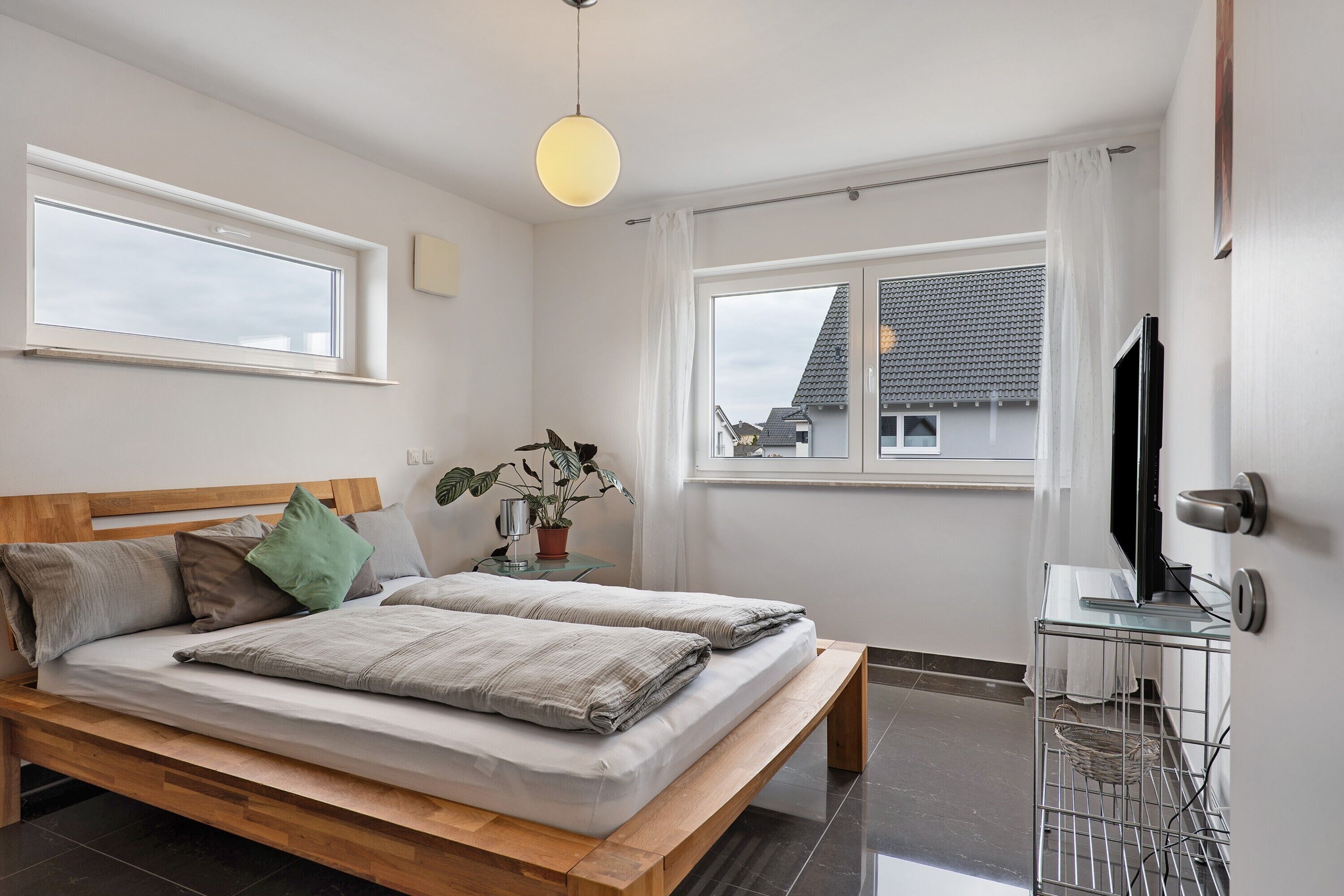 2 室のベッドルーム、アイロン / アイロン台、WiFi (無料)、ベッドシーツ