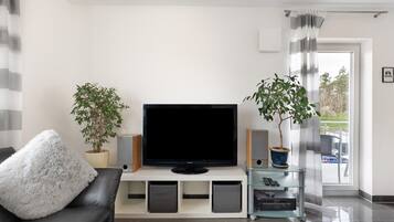 Fernseher, Tischtennisplatte, Stereoanlage