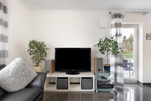 Televisión, mesa de ping pong, estéreo