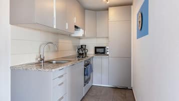 Køleskab, mikrobølgeovn, ovn, kogeplade