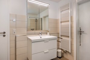 Shower, hair dryer, towels - Apartment 'Untersee' with Lake View, Private Terrace and Wi-Fi (Stockach)