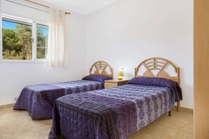 4 bedrooms, iron/ironing board, free WiFi