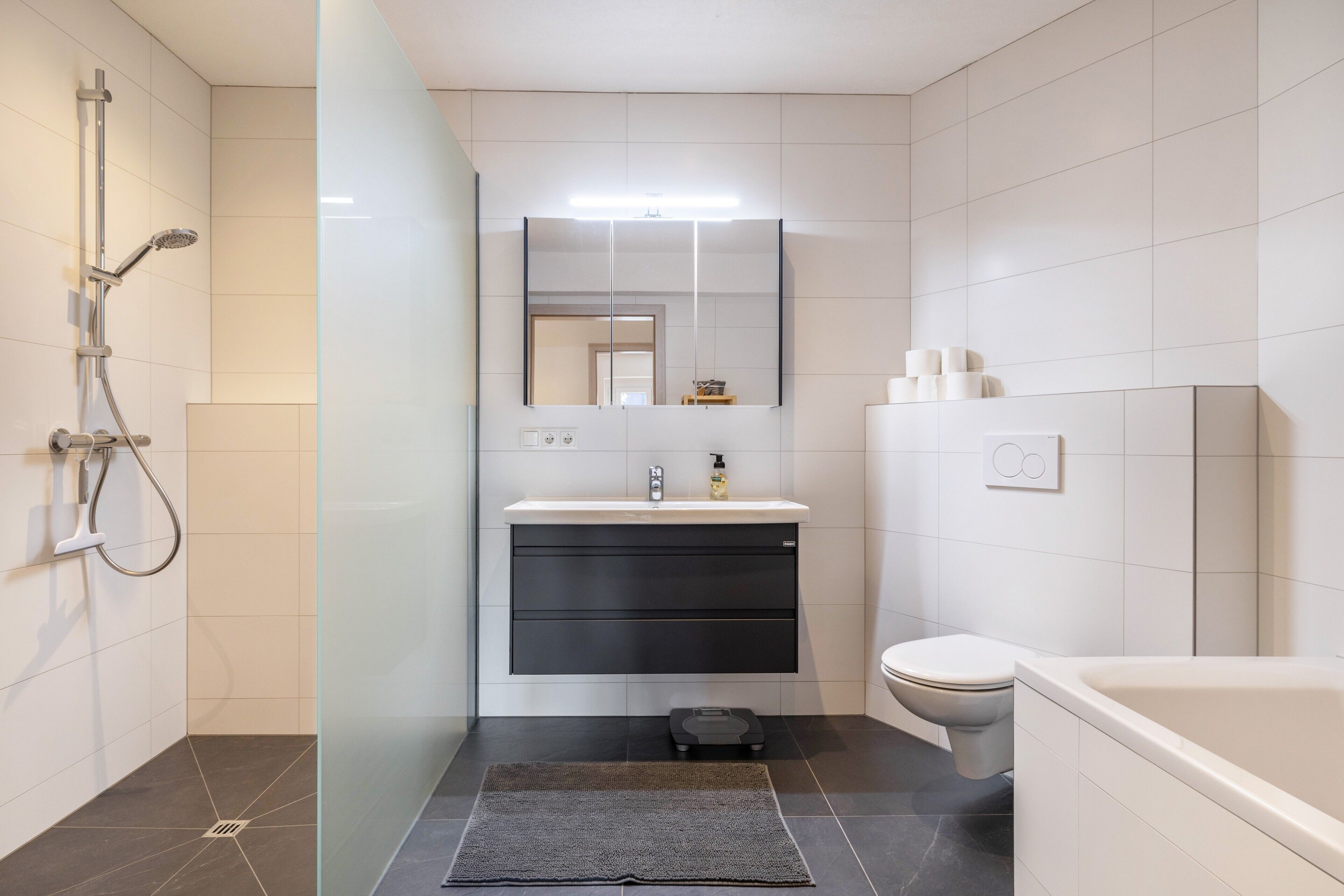 Douche, sèche-cheveux, serviettes fournies