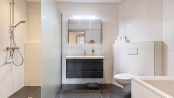 Douche, sèche-cheveux, serviettes fournies