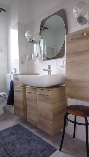 Shower, hair dryer, towels - Apartment 'Fewo Altengroden Süd Wilhelmshaven' with Shared Garden and Wi-Fi (Wilhelmshaven)