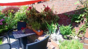 Terrace/patio - Apartment 'Fewo Altengroden Süd Wilhelmshaven' with Shared Garden and Wi-Fi (Wilhelmshaven)
