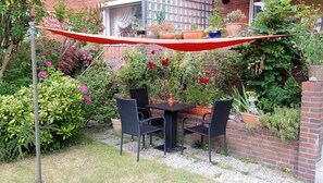 Outdoor dining - Apartment 'Fewo Altengroden Süd Wilhelmshaven' with Shared Garden and Wi-Fi (Wilhelmshaven)