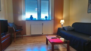 TV - Apartment 'Fewo Altengroden Süd Wilhelmshaven' with Shared Garden and Wi-Fi (Wilhelmshaven)