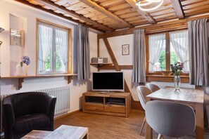 TV, ping pong - Holiday Apartment "Schwalbennest" with Shared Garden, Balcony and Wi-Fi (Donaueschingen)