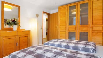 2 bedrooms, iron/ironing board, free WiFi, bed sheets