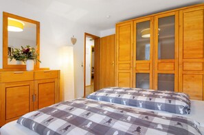 2 bedrooms, iron/ironing board, free WiFi, bed sheets