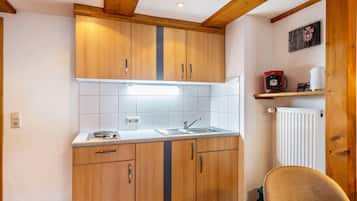 Fridge, stovetop, coffee/tea maker, electric kettle