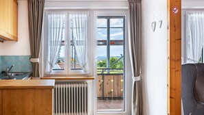A kitchen with a window, a radiator, and a view of the outdoors. - Studio Apartment 'Apartment 2' with Shared Garden, Balcony and Wi-Fi (Donaueschingen)