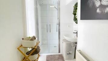 Dusche, Haartrockner, Handtücher